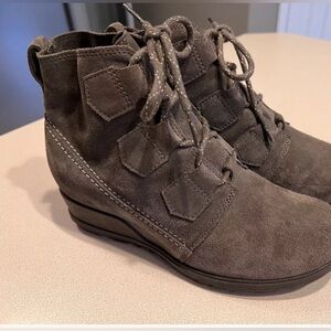 SOREL NWT Womens "Evie" Suede Lace Up Wedge Ankle Boots NL3322-245 Size 7.5